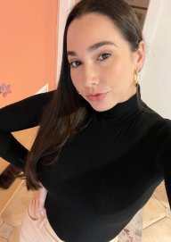 Jovem mulher elegante e respeitosa Jovem mulher elegante e respeitosa